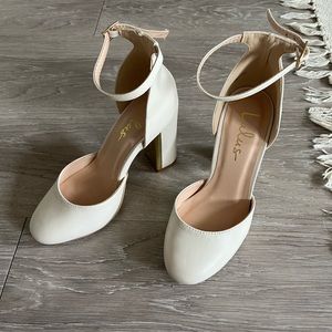 NWOT Lulu’s Ivory Closed Toe Heels, size 5